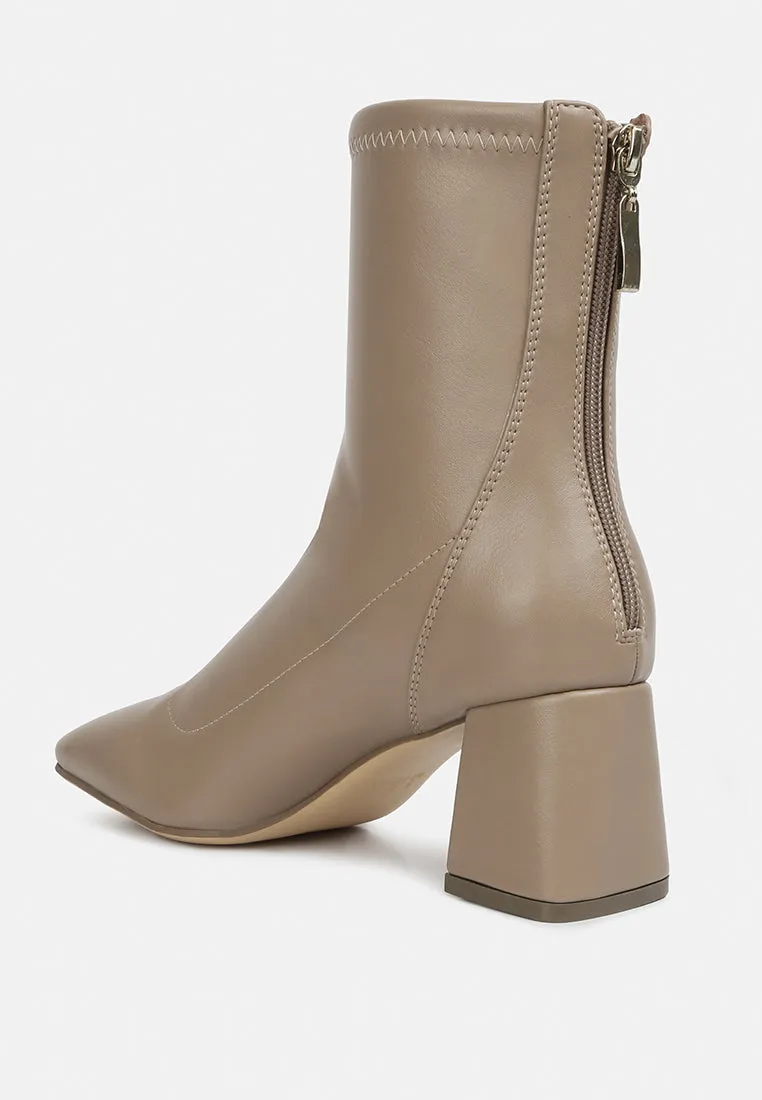 Hera Runaway Classic Ankle Boots